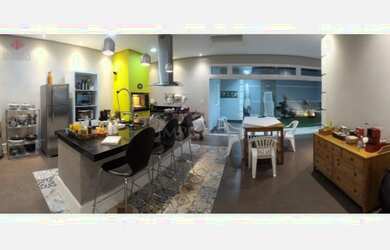 Imagem: A casa possui 4 Dormitórios, 2 Banheiros, 1 Vaga na garagem