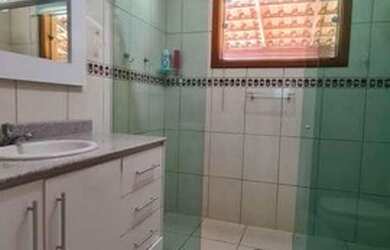 Imagem: A casa possui 5 Dormitórios, 3 Banheiros, 4 Vagas na garagem