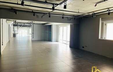 Imagem: O depósito possui 5 Vagas na garagem e 650m² de Área e está