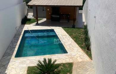 Imagem: A casa possui 3 Dormitórios, 4 Banheiros, 5 Vagas na garagem