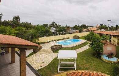 Imagem: A casa e possui 3 Dormitórios, Suítes, 3 Banheiros, 2 Vagas