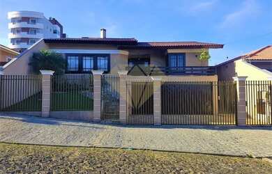 Imagem: A casa possui 2 Dormitórios, 1 Banheiro, 5 Vagas na garagem