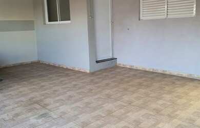 Imagem: A casa possui 2 Dormitórios, 1 Banheiro, 2 Vagas na garagem