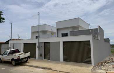 Imagem: A casa possui 3 Dormitórios, 1 Banheiro, 2 Vagas na garagem