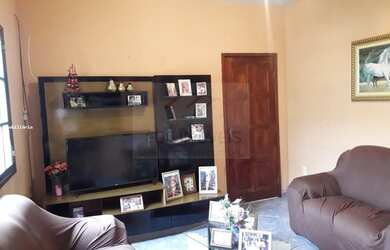 Imagem: A casa possui 3 Dormitórios, 2 Banheiros, 3 Vagas na garagem