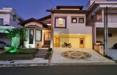 Imagem: A casa em condomínio possui 4 Dormitórios, 4 Banheiros, 4