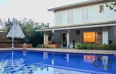 Imagem: A casa em condomínio possui 4 Dormitórios, 3 Banheiros, 294m²