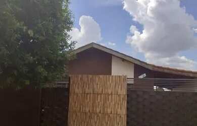 Imagem: A casa possui 3 Dormitórios, 1 Banheiro, 3 Vagas na garagem