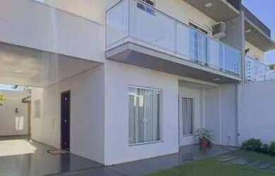 Imagem: A casa possui 3 Dormitórios, 3 Banheiros, 4 Vagas na garagem