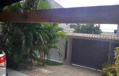 Imagem: A casa possui 3 Dormitórios, 2 Banheiros, 3 Vagas na garagem