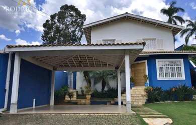 Imagem: A casa possui 3 Dormitórios, 4 Banheiros, 4 Vagas na garagem