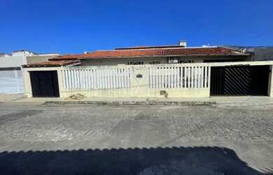 Imagem: A casa possui 3 Dormitórios, 3 Banheiros, 2 Vagas na garagem