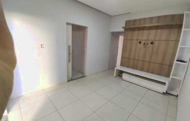 Imagem: A casa possui 2 Dormitórios, 1 Banheiro, 1 Vaga na garagem