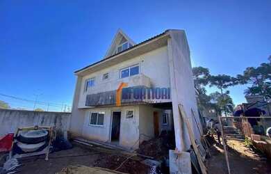 Imagem: A casa possui 3 Dormitórios, 2 Banheiros, 1 Vaga na garagem