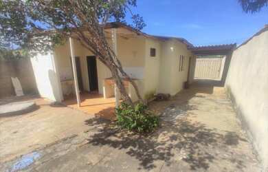 Imagem: A casa possui 3 Dormitórios, 2 Banheiros, 2 Vagas na garagem