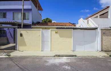 Imagem: A casa possui 3 Dormitórios, 1 Banheiro, 2 Vagas na garagem