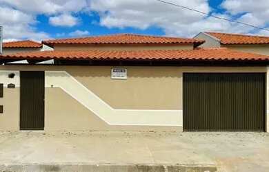 Imagem: A casa possui 3 Dormitórios, 1 Banheiro, 1 Vaga na garagem