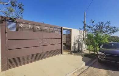 Imagem: A casa possui 3 Dormitórios, 2 Banheiros, 1 Vaga na garagem