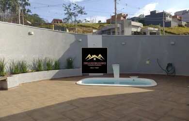 Imagem: A casa possui 3 Dormitórios, 3 Banheiros, 3 Vagas na garagem