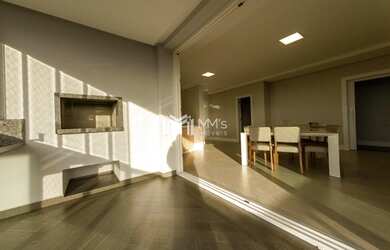 Imagem: O apartamento possui 3 Dormitórios, 2 Banheiros, 2 Vagas na