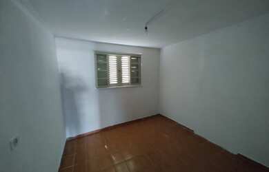 Imagem: A casa possui 3 Dormitórios, 1 Banheiro, 1 Vaga na garagem