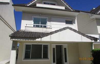 Imagem: A casa possui 4 Dormitórios, 1 Banheiro, 1 Vaga na garagem