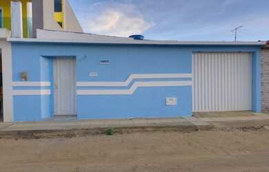 Imagem: A casa possui 3 Dormitórios, 1 Banheiro, 2 Vagas na garagem