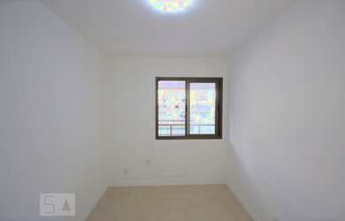 Imagem: O apartamento possui 3 Dormitórios, 1 Banheiro, 1 Vaga na garagem