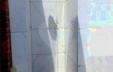 Imagem: A casa possui 4 Dormitórios, 2 Banheiros, 2 Vagas na garagem