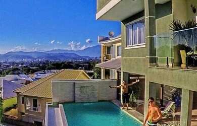 Imagem: A casa em condomínio possui 5 Dormitórios, 5 Banheiros, 2