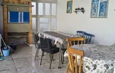 Imagem: A casa possui 2 Dormitórios, 2 Banheiros, 2 Vagas na garagem