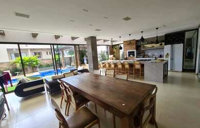 Imagem: A casa em condomínio possui 4 Dormitórios, 5 Banheiros, 4