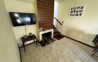 Imagem: A casa possui 3 Dormitórios, 1 Banheiro, 2 Vagas na garagem