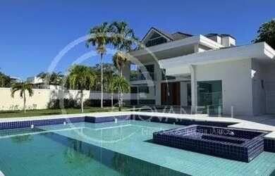 Imagem: A casa em condomínio possui 5 Dormitórios, 5 Banheiros, 950m²