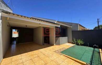 Imagem: A casa possui 3 Dormitórios, 2 Banheiros, 2 Vagas na garagem