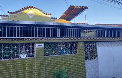 Imagem: A casa possui 2 Dormitórios, 1 Banheiro, 2 Vagas na garagem