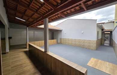 Imagem: A casa possui 2 Dormitórios, 2 Banheiros, 3 Vagas na garagem