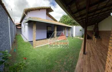 Imagem: A casa possui 3 Dormitórios, 2 Banheiros, 2 Vagas na garagem