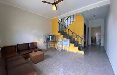 Imagem: A casa possui 5 Dormitórios, 5 Banheiros, 4 Vagas na garagem