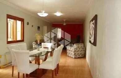 Imagem: A casa possui 4 Dormitórios, 3 Banheiros, 3 Vagas na garagem