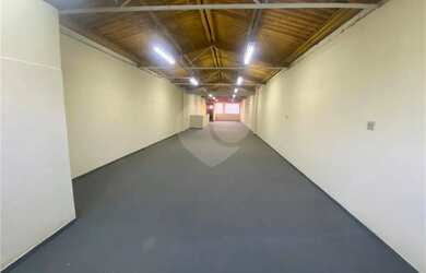 Imagem: O depósito possui 3 Vagas na garagem, 514m² de Área e está