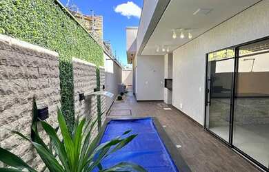 Imagem: A casa possui 3 Dormitórios, 4 Banheiros, 2 Vagas na garagem