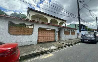 Imagem: A casa possui 5 Dormitórios, 3 Banheiros, 4 Vagas na garagem