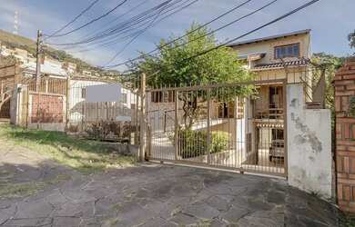 Imagem: A casa possui 5 Dormitórios, 5 Banheiros, 4 Vagas na garagem