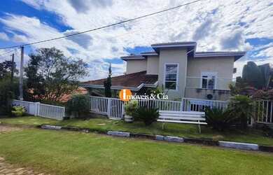 Imagem: A casa em condomínio possui 5 Dormitórios, 5 Banheiros, 4