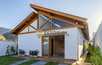 Imagem: A casa possui 3 Dormitórios, 2 Banheiros, 2 Vagas na garagem