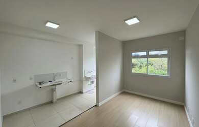 Imagem: O apartamento possui 2 Dormitórios, 1 Banheiro, 1 Vaga na garagem