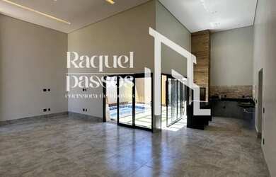 Imagem: A casa em condomínio possui 4 Dormitórios, 2 Vagas na garagem