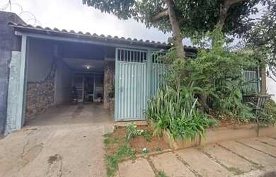 Imagem: A casa possui 4 Dormitórios, 3 Banheiros, 2 Vagas na garagem