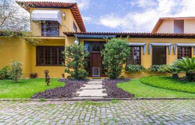 Imagem: A casa em condomínio possui 4 Dormitórios, 5 Banheiros, 2